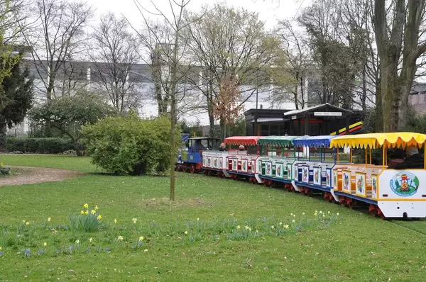 Bunter Kinderzug in einem Park