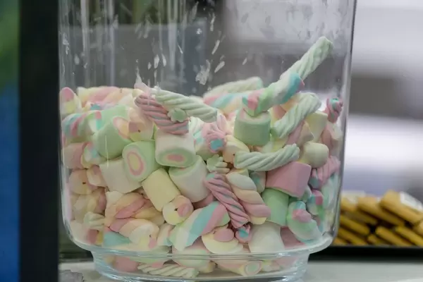 Bunter Mäusespeck im Glasbehälter