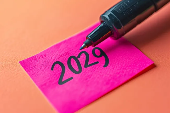 Bunter Notizzettel mit Marker auf orangefarbenem Hintergrund