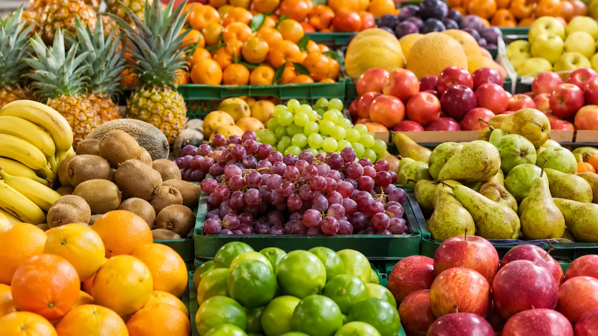Bunter Obstmarkt mit frischen Früchten im Überblick