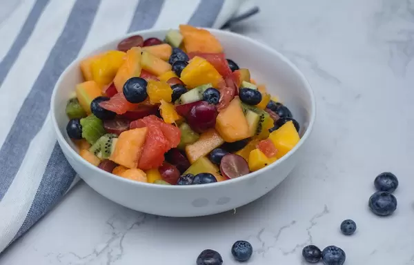 Bunter Obstsalat in einer weißen Schale