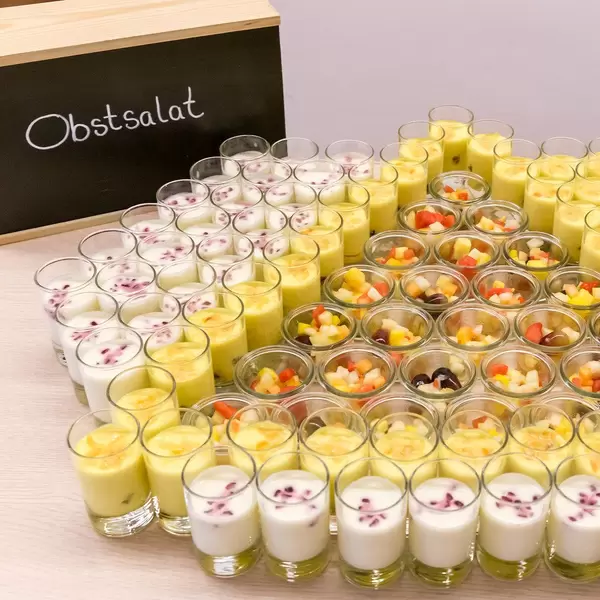 Bunter Obstsalat mit Beeren und Melone in dekorativen Dessert-Gläsern am Essensbüfett des Barcamps OMWest19 von AXA in Köln