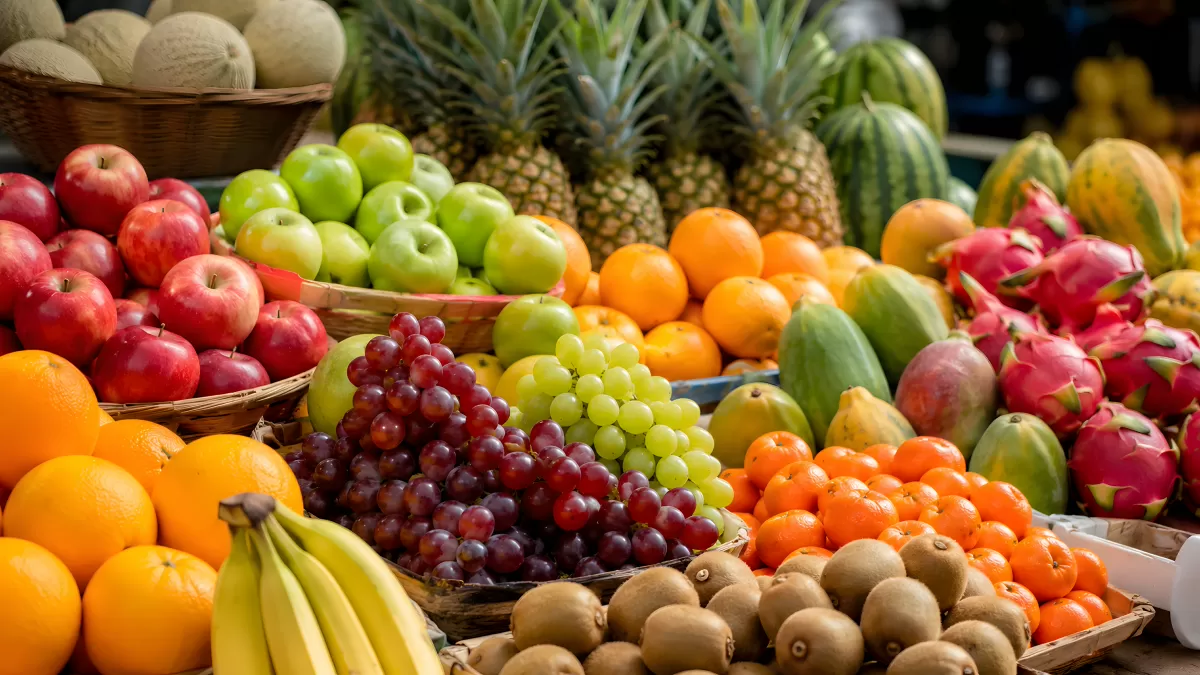 Bunter Obststand mit tropischen Früchten auf dem Markt