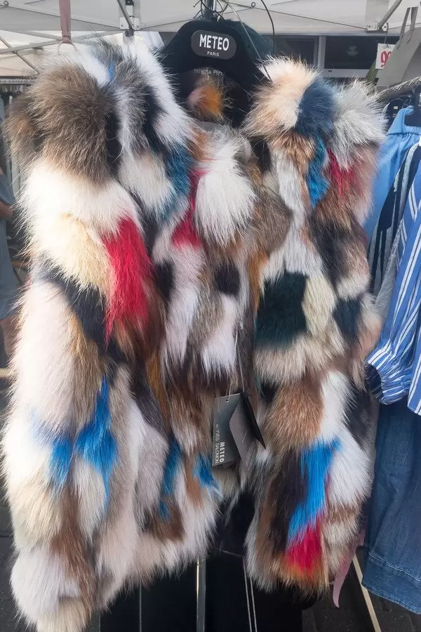 Bunter Pelzmantel von Yves Salomon - Straßenfest, Köln