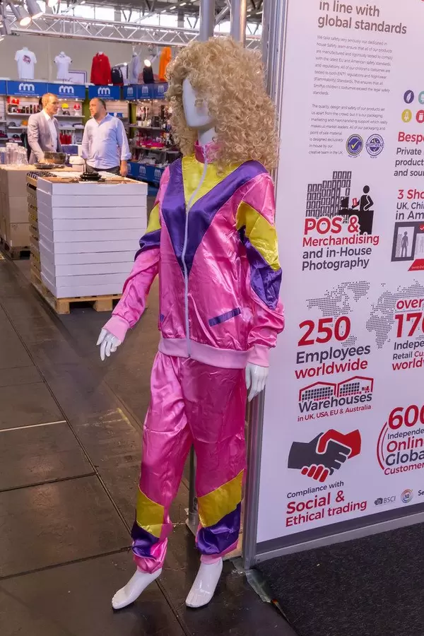 Bunter Retro Sportanzug an einer Schaufensterpuppe mit langer Perücke