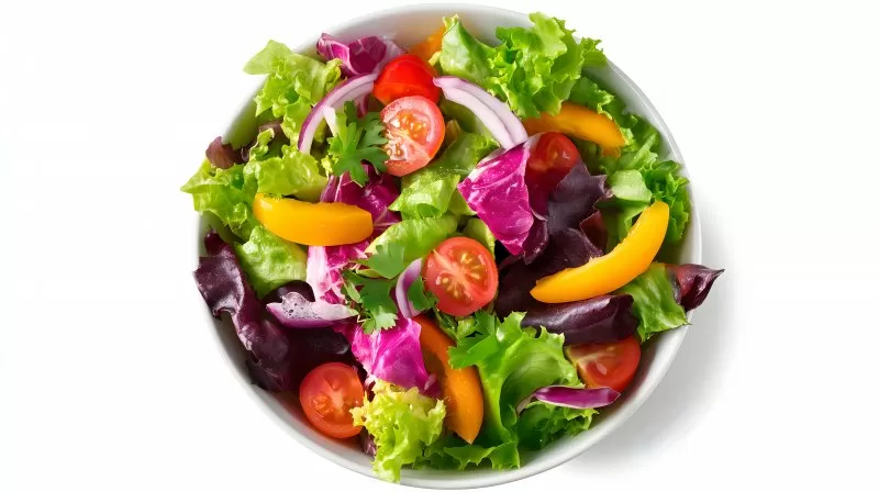 Bunter Salat mit Paprika und Tomaten auf weißem Hintergrund