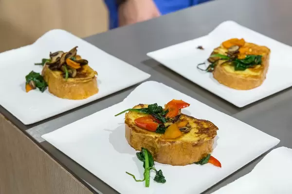 Bunter Snack für IFA-Besucher: Arme Ritter auf weißen Tellern serviert