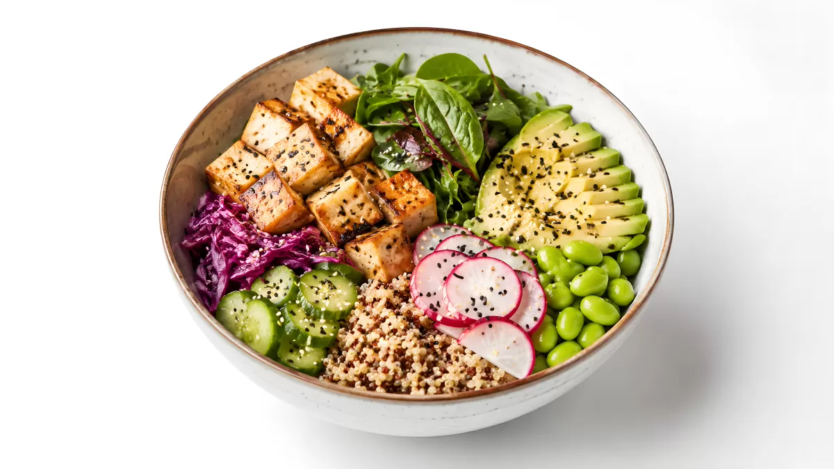 Bunter Tofu-Bowl mit Quinoa, Avocado und Gemüse