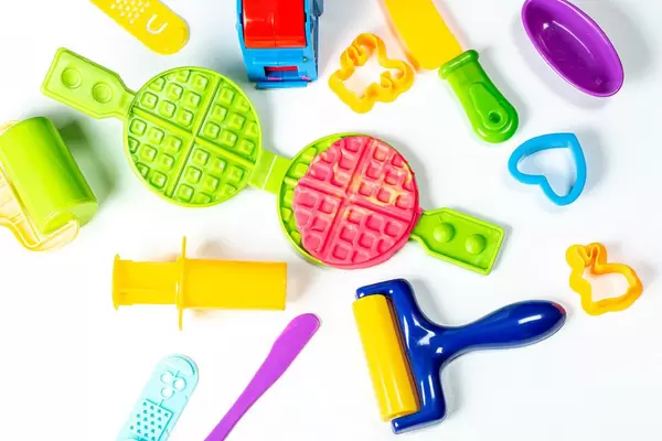 Buntes Backset mit Knete für Kinder. Aufnahme von oben vor weißem Hintergrund