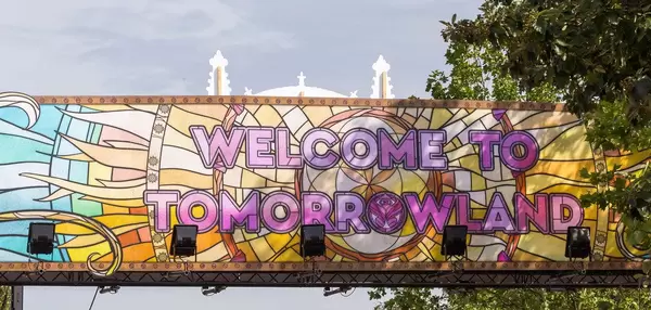 Buntes Banner mit der Aufschrift „welcome to tomorrowland“ am gleichnamigen Festival 2019
