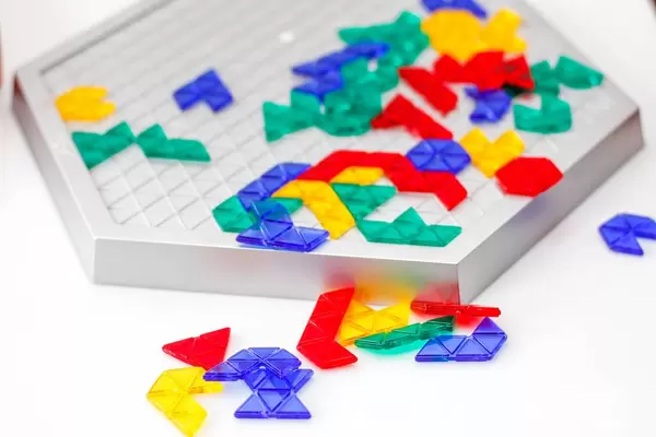 Buntes Brettspiel vor weißem Hintergrund