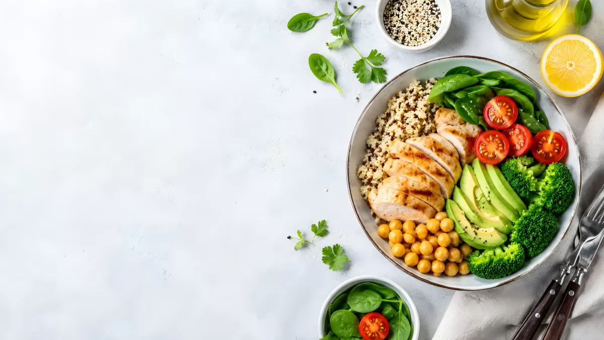 Buntes Buddha Bowl mit Hähnchen und Avocado