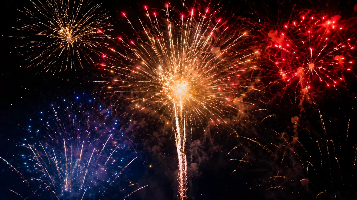 Buntes Feuerwerk am Nachthimmel in Rot und Blau