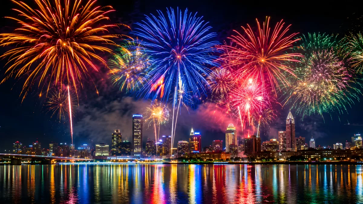 Buntes Feuerwerk über nächtlicher Stadtsilhouette am Wasser