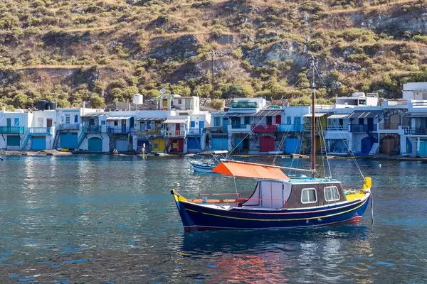 Griechenland Bilder: Fischerboot in Klima auf Milos