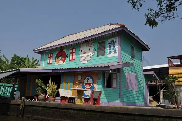 Buntes Haus mit Hello Kitty, Angry Birds und weiteren Charakteren Zeichentrickfilmen und Spielen