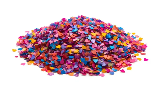 Buntes Herzformkonfetti auf weißem Hintergrund