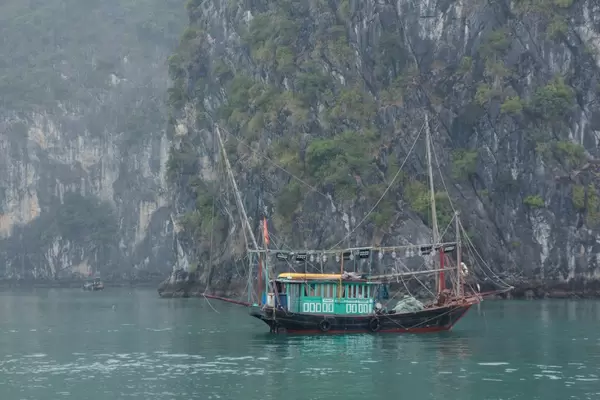 Buntes Holzboot wird zur Fischerei genutzt, auf dem Wasser