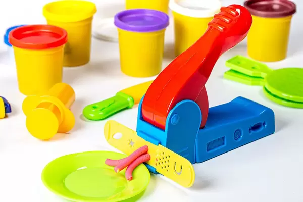 Buntes Knete-Set für Kinder mit Spiel-Geschirr zum Kochen