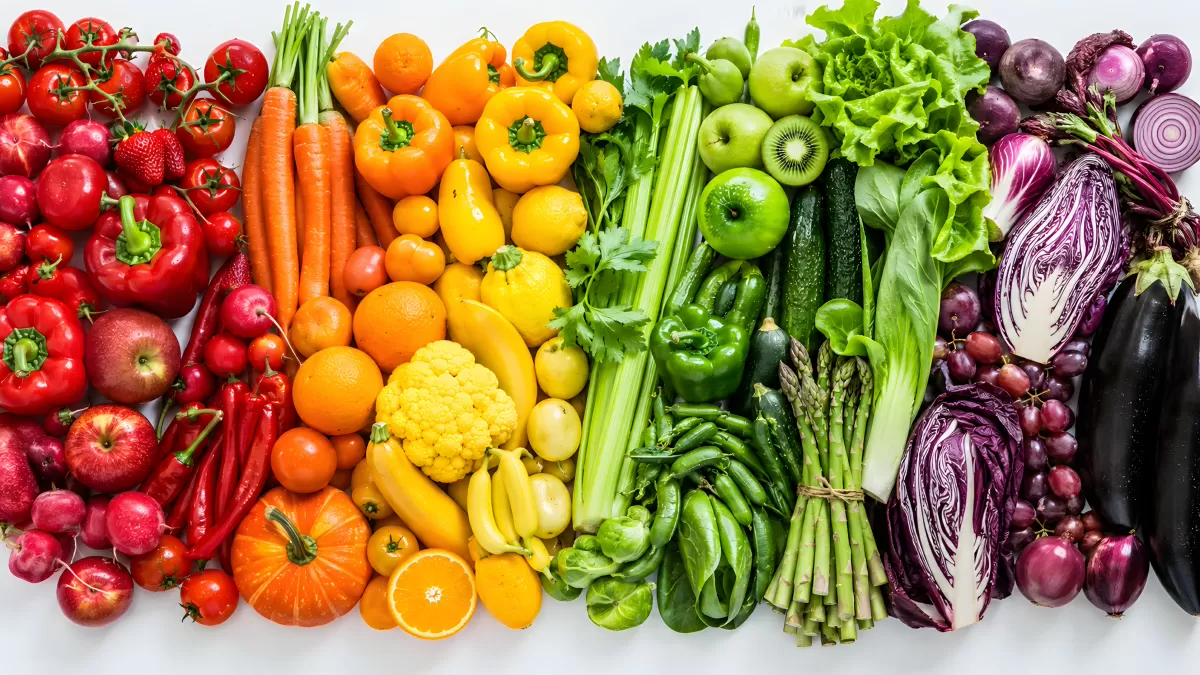 Buntes Obst und Gemüse als Regenbogen arrangiert