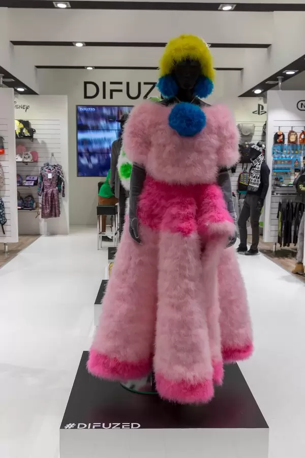 Buntes Outfit für Damen von DIFUZED auf der Gamescom