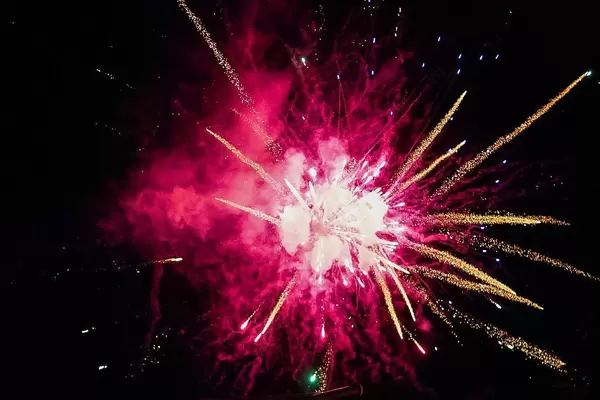 Buntes Raketen-Lichterspiel in der Silvesternacht