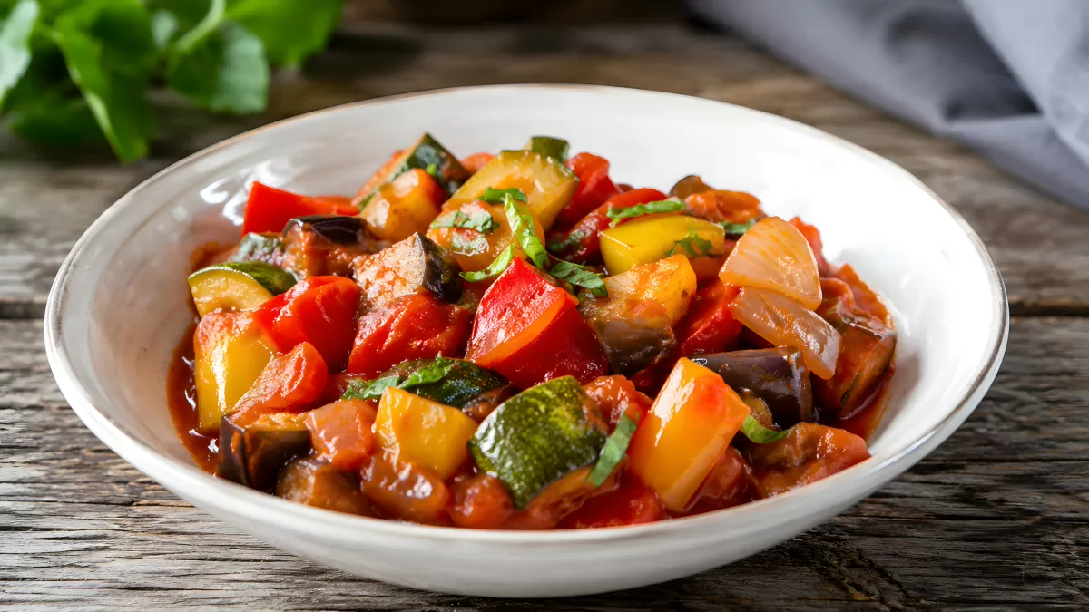 Buntes Ratatouille mit Zucchini und Paprika in Schüssel — Bild kostenlos herunterladen