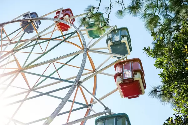Buntes Riesenrad mit geschlossenen Kabinen auf Jahrmarkt