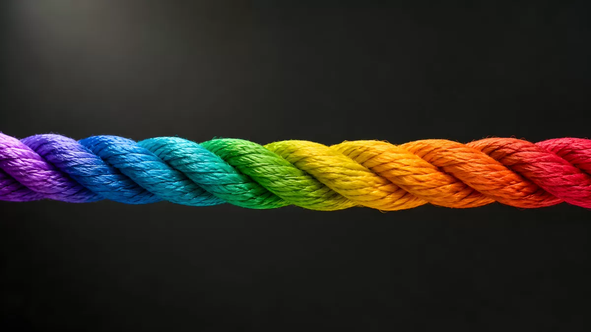 Buntes Seil aus geflochtenen Regenbogenfäden