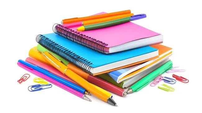 Buntes Sortiment kreativer Schreibutensilien