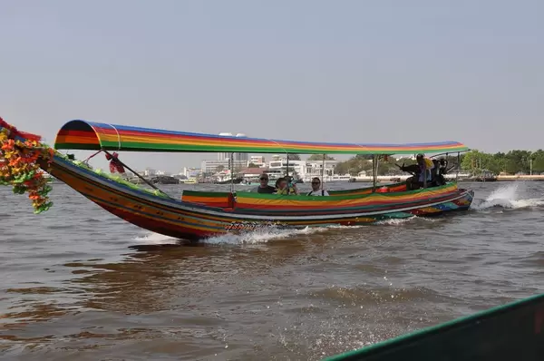Buntes, typisch thailändisches Boot mit Touristen