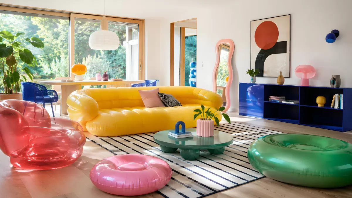 Buntes Wohnzimmer mit aufblasbaren Möbeln und Retro-Charme