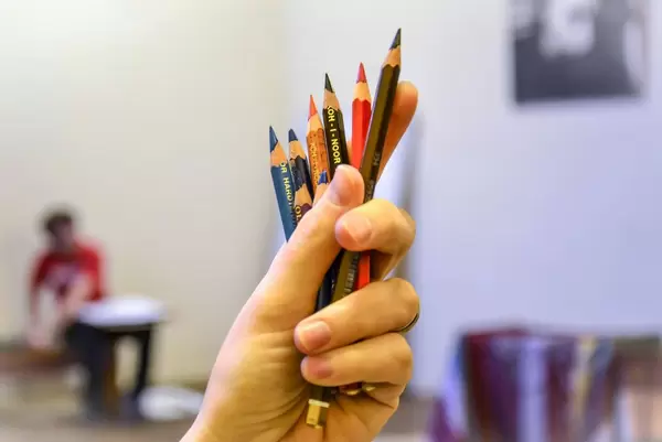 Buntstifte in der Hand