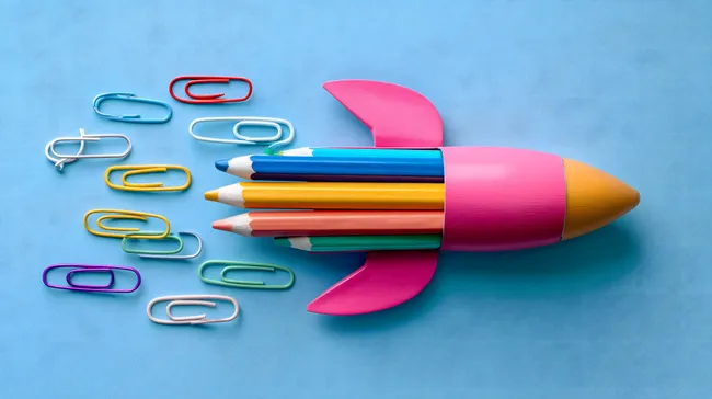 Buntstifte und Büroklammern in Raketenabteilung