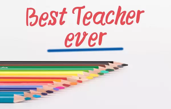 Buntstifte vor weißem Hintergrund mit rotem "Best teacher ever" Text