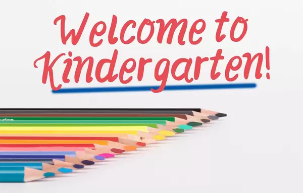 Buntstifte vor weißem Hintergrund mit rotem "Welcome to Kindergarten!" Text