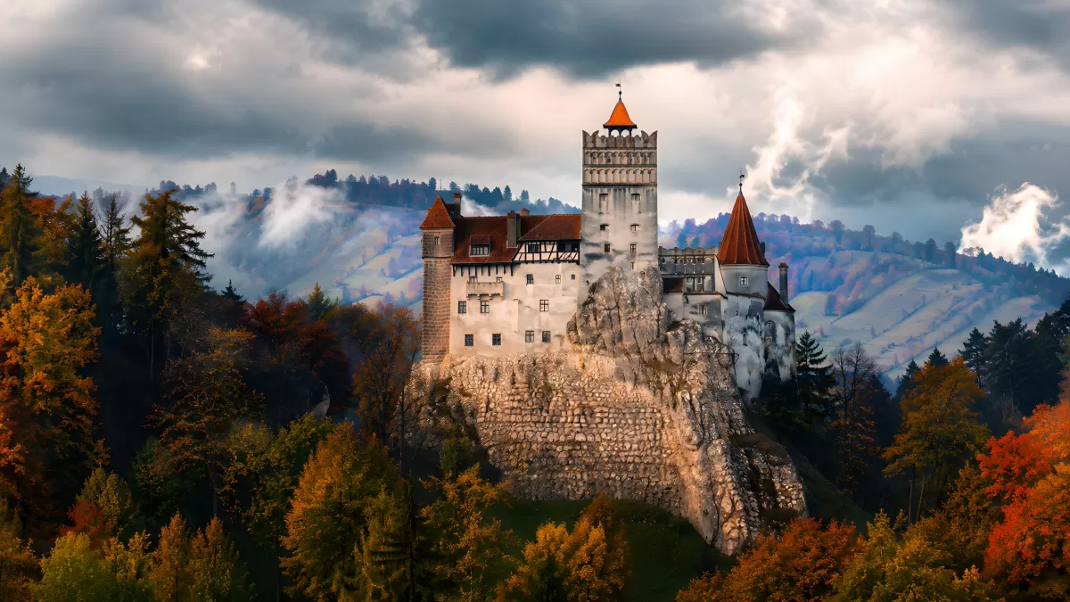 Burg Bran im Herbst auf einem Felsen in Transsilvanien