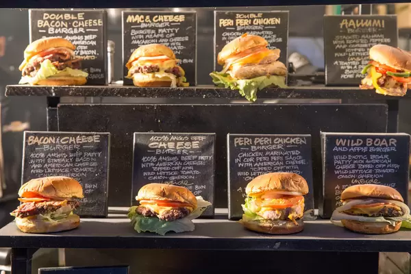 Burger auf dem Weihnachtsmarkt "Christmas by the River" in London