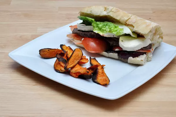 Burger mit Rind, Mozarella, Tomaten und Süßkartoffeln