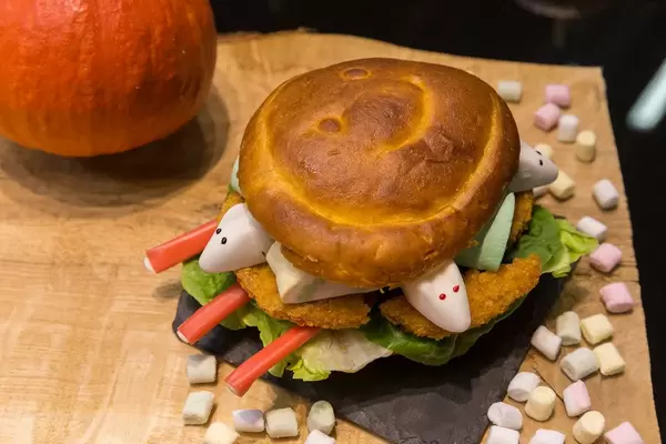 Burger mit süßen Gummimäusen, Gummischlangen, Marshmallows, Schnitzel und Salat