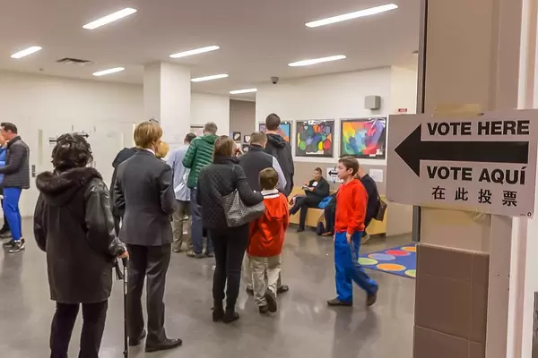 Bürger müssen Schlange stehen für die Präsidentschaftswahl in einer amerikanischen Schule