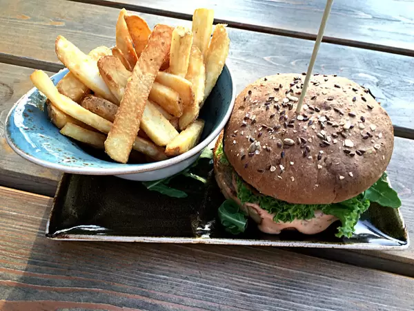Burger und Pommes bei Hans im Gkück