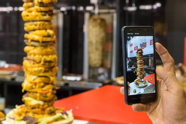 Burgerturm wird mit dem Smartphone fotografiert
