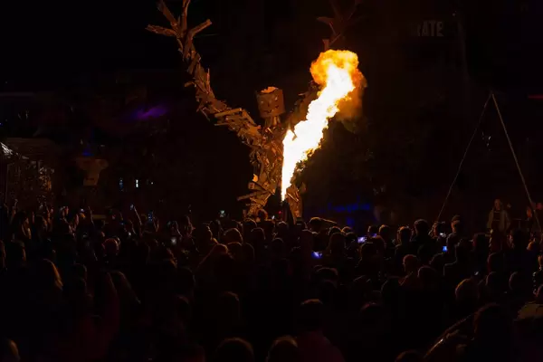 Burning Man wird angezündet