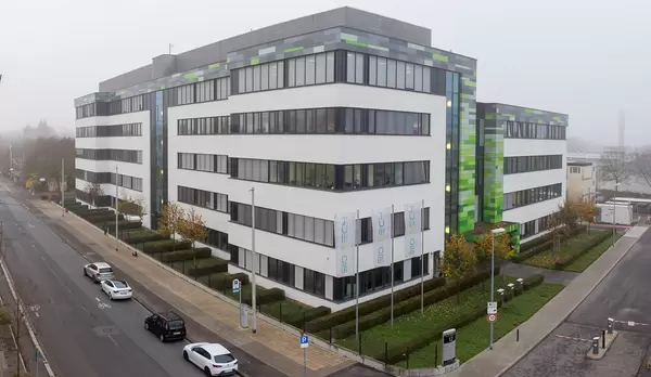 Büro- und Laborgebäude am BioNTech Hauptsitz mit Einfahrt und Haupteingang An der Goldgrube 12 in Mainz, Deutschland