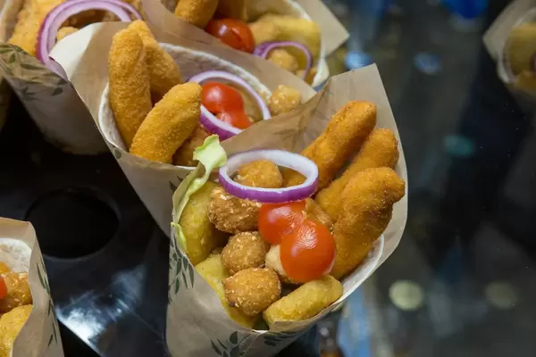 Burrito als spanisches Mittagessen mit einem Fischmix aus Seehecht & Thunfisch, angeboten als Fingerfood im Merzt de la Boqueria in Barcelona