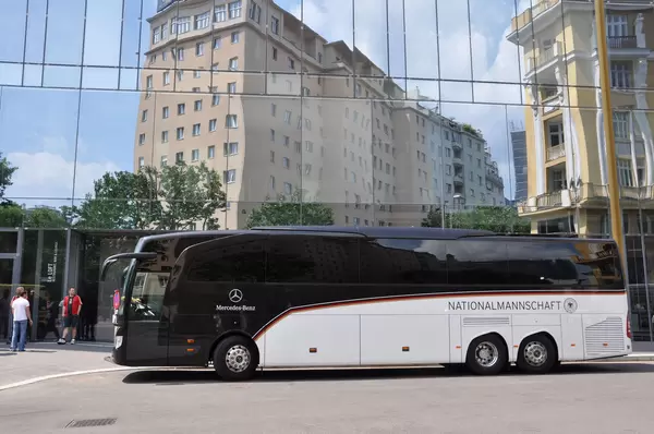 Bus der Deutschen Nationalmannschaft vor Wiener Sofitel