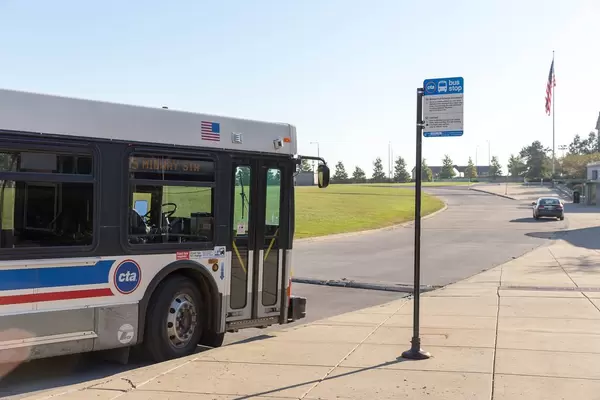 Bus hält an der Haltestelle Midway Station in Chicago an