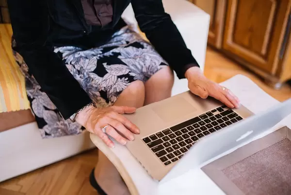 Business woman at home  Flip 2019