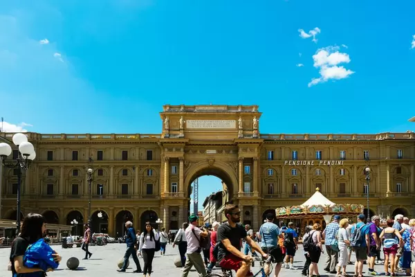 Busy central street in Florence, Italy / Besetzte zentrale Straße in Florenz, Italien